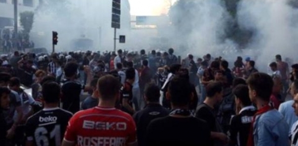  Polis Beşiktaşlı Taraftarlara Biber Gazıyla Müdahale Etti