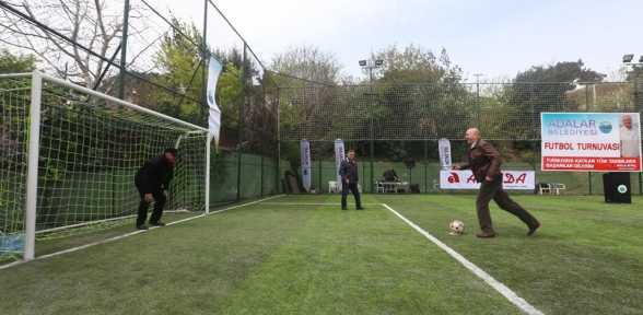 ADALAR BELEDİYESİ FUTBOL TURNUVASI BAŞLADI