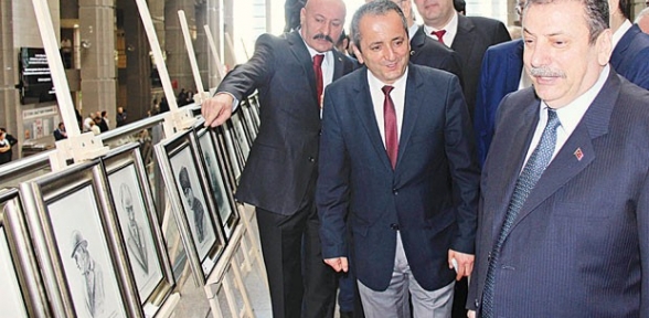 Adalet Sarayında Atatürk sergisi