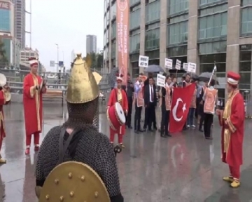 Adliye Çalışanlarından Mehteranlı Maaş Eylemi