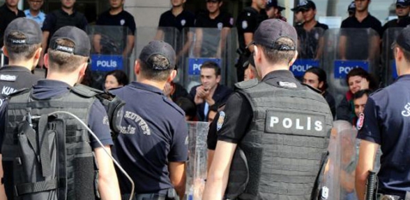 Adliye önünde avukatlara müdahale