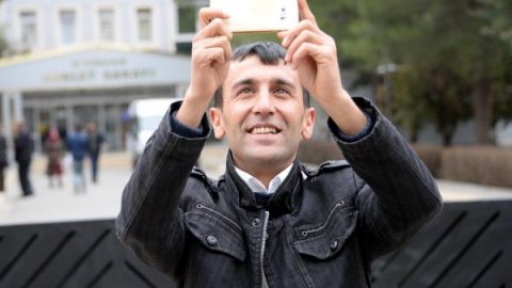 Adliye Önünde Selfie Çekti Başına Neler Geldi