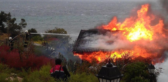 Ağaoğlu nun villası yandı