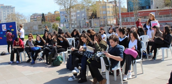 Ahmet Şimşek Anadolu Lisesi öğrencileri Kitap okumanın yeri ve zamanı yoktur sloganıyla Kartal Meydanında kitap okudular.