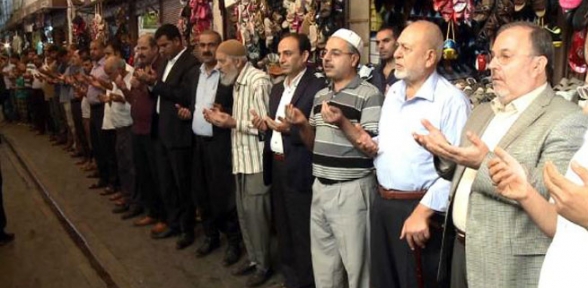 AK Parti ve HDP adayları esnafla birlikte bereket duası etti