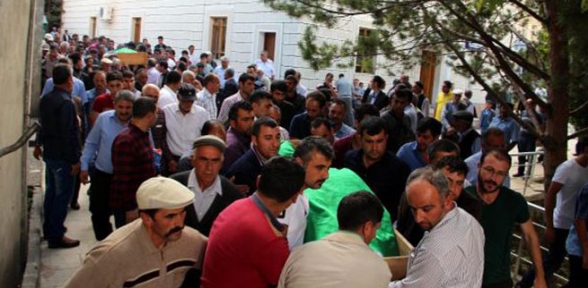 Ambulansın peşinden ölüme gittiler