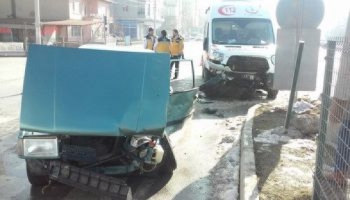 Ambulansla Otomobil Çarpıştı 4 Yaralı