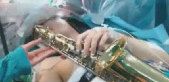 Ameliyatda Saksafon Çaldı 
