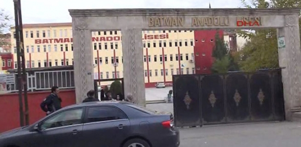 Anadolu lisesinde bıçaklı dehşet 10 öğrenci yaralı