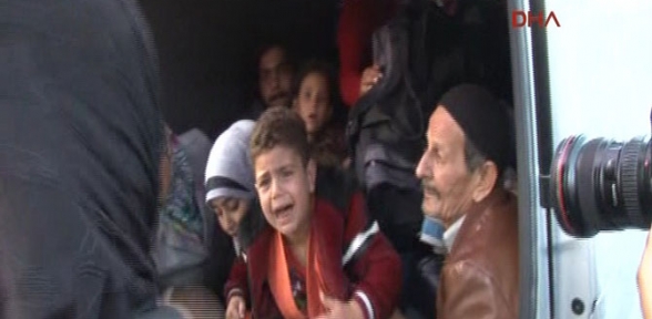 Annesini bırakıp gözyaşları içinde araca bindi