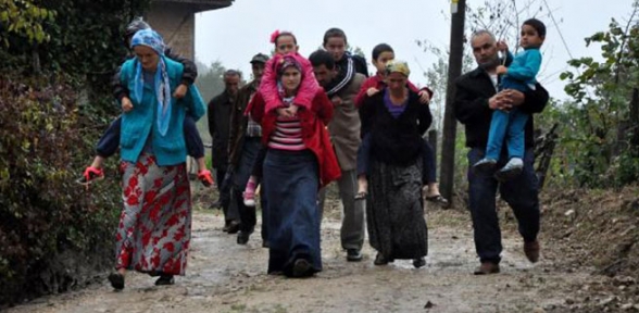Araç girmeyen çamurlu yolda çocuklarını böyle taşıyorlar