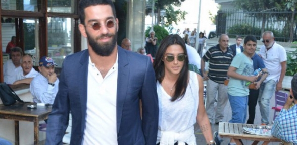 Arda Turandan sevgilisine zeytin dalı