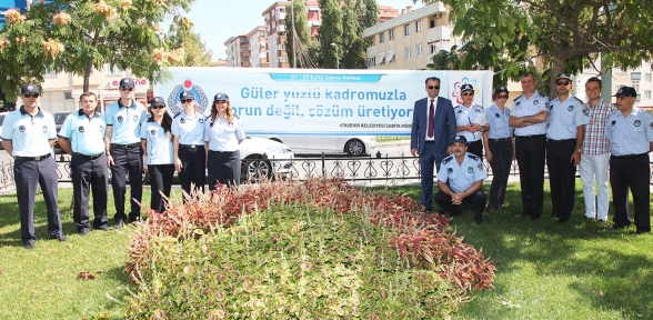 Ataşehir Belediye Zabıtasından Karanfilli Kutlama