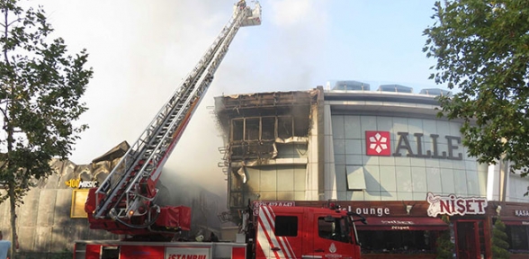 Ataşehir de depoda çıkan yangın gece kulübüne sıçradı