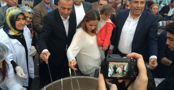 Ataşehirde Başkan İlgezdi Aşure dağıttı