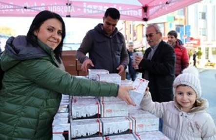 Ataşehirde Mevlid Kandilinde simit dağıtıldı