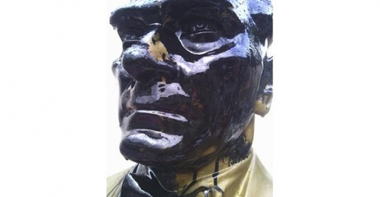 Atatürk büstünü siyaha boyadılar