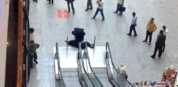 AVMde İkinci Kattan Atlayan Genç Ağır Yaralandı