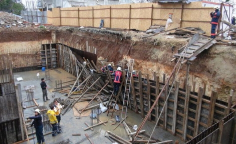 BAKIRKÖYDE BİNA ÇÖKTÜ