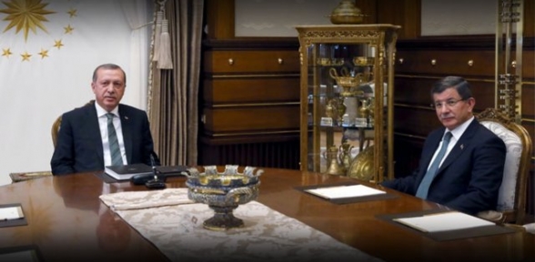 Başbakan istifa etti