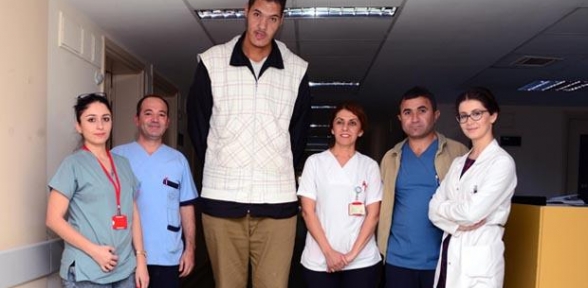 Başındaki tümör nedeniyle boyu 2 metre 32 santime ulaştı