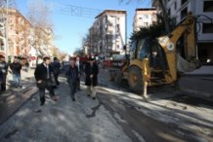 BAŞKAN ALTINOK ÖZ KIZILAY BULVARINDAKİ ÇALIŞMALARI YERİNDE İNCELEDİ