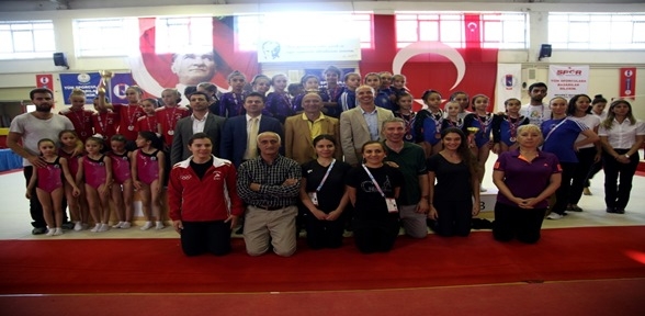 Başkan Altınok Öz minik cimnastikçilere ödül verdi