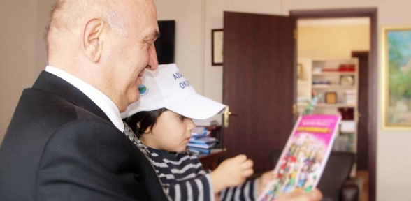 BAŞKAN AYTAÇ ÇOCUKLARLA BİRLİKTE OKUYOR