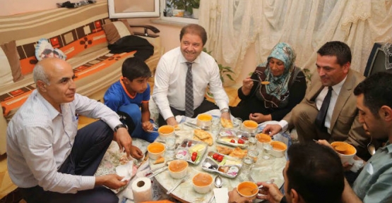Başkan iftar sofrasında bağdaş kurdu