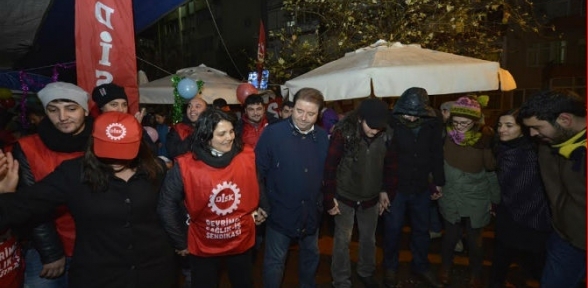 Başkan Kılıç yeni yıla işçilerle halay çekerek girdi