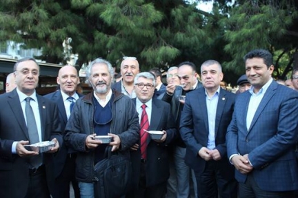 BAŞKAN ÖZ AŞURE DAĞITTI