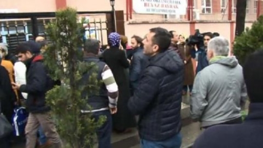 Bayrampaşada öğrenciler okulda tutuluyor