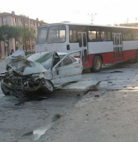 Belediye otobüsü otomobille çarpıştı