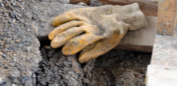 Belleklerdeki acı hala taze