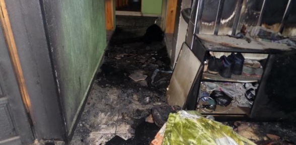 Benzinle sobayı tutuşturmak isterken evi yaktı