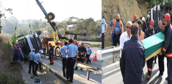 Beykoz da çöp toplama kamyonu devrildi