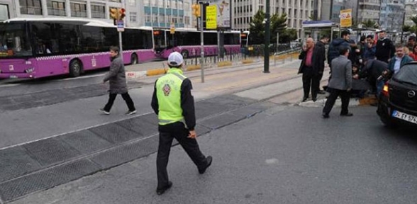 Beyoğlun da yaya kaldırımındaki üniversite öğrencisinin ayaklarını ezdi