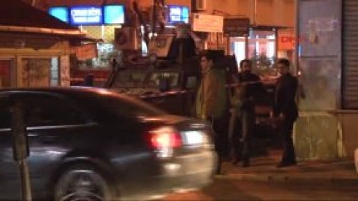 Beyoğlunda Bomba Süsü Verilmiş Afiş Fünyeyle Patlatıldı