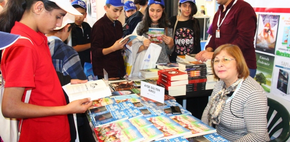 Bilgi Evi Üyeleri Kitap Fuarını Ziyaret Etti