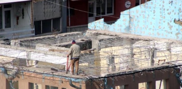 Bina Yıkımında Görevli İşçiden Tehlikeli Demir Kesimi