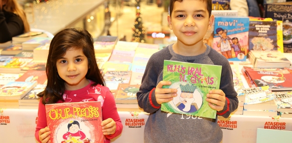 Binlerce çocuk tiyatro ve kitapla buluştu