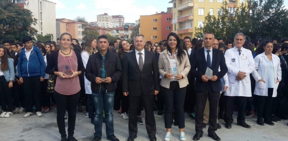 Bir çocuk gülerse dünya güler