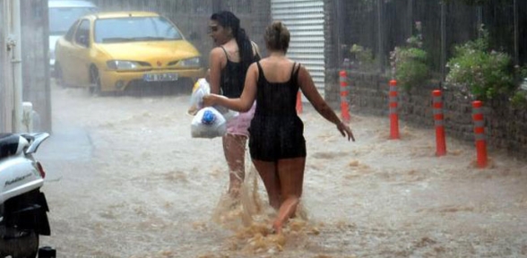 Bodrum da sağanak yağmur su baskınlarına neden oldu
