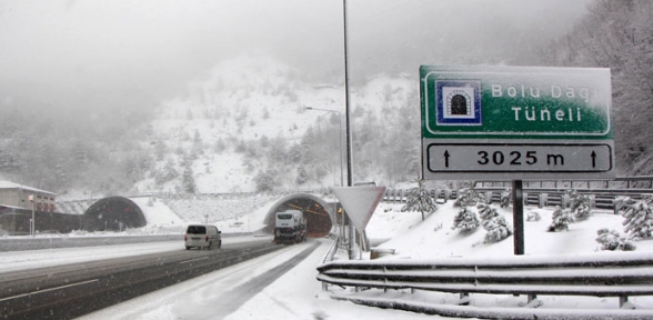 Bolu Dağında kar ulaşımı yavaşlattı