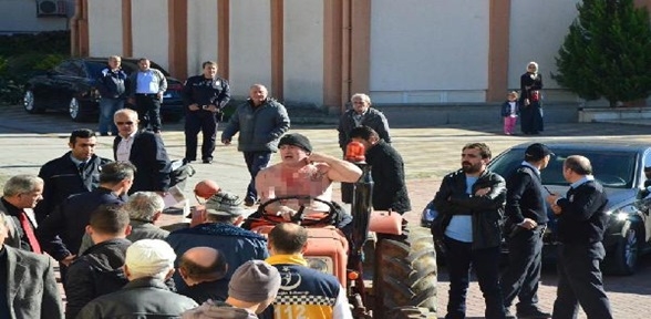 Borçlarını ödeyemeyince adliye önünde kendini kesti