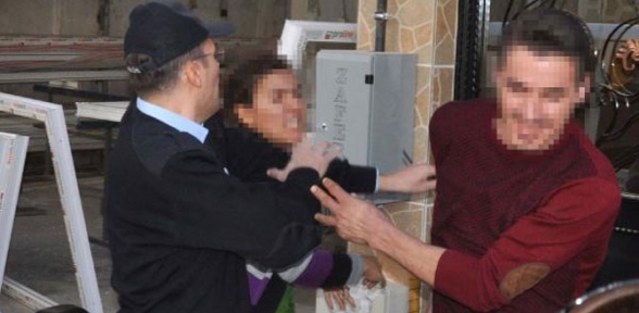Boşanmak isteyen kocasına kızıp bıçakla iki çocuğunu rehin aldı