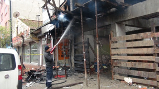 Bunalıma giren esnaf iş yerini ateşe verdi