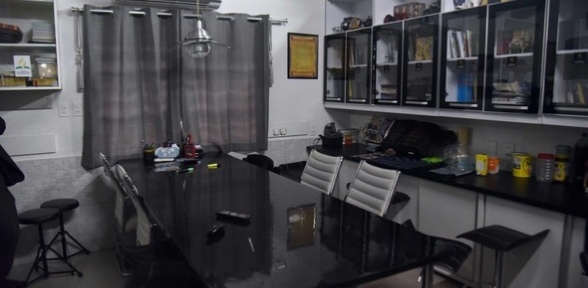 Burası bir milyonerin evi değil cezaevi hücresi