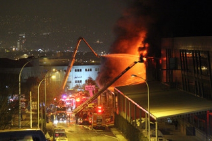Bursada Tekstil Fabrikası 15 Saattir Yanıyor