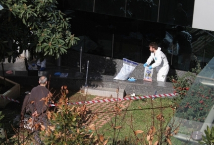 Çalıştığı plazanın terasından düşerek can verdi